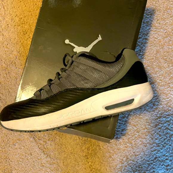 Jordan comfort 11 viz air. Size 10. Like new condition. - Picture 2 of 8